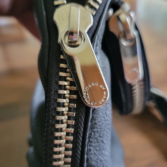 Marc by Marc Jacobs black leather shoulder/crossbody - Picture 13 of 13